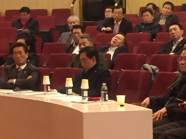국회의원 연찬회 특강에서 졸고 있는 정태옥 자유한국당 대변인(사진 중앙). 홍준표 기자