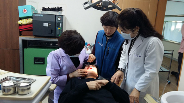 영주 치과의사들과 시보건소 구강보건담당자가 장애인의 치아를 치료하고 있다. 영주시보건소 제공