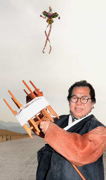 달구벌지연 기능보유자 황의습 씨가 강정고령보 광장에서 공작 창작연을 날리고 있다. 박노익 대기자 noik@msnet.co.kr