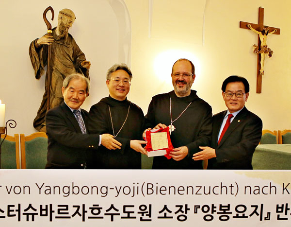 27일 독일 뮌스터슈바르자흐 수도원에서 열린 