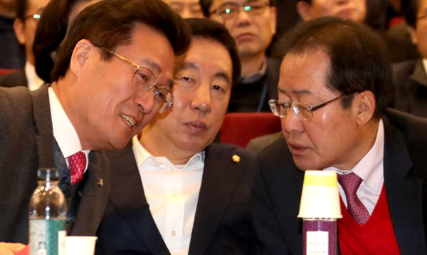 자유한국당 홍준표(오른쪽부터) 대표와 김성태 원내대표, 함진규 정책위의장이 29일 경기도 고양시 동양인재개발원에서 2월 임시국회 전략수립을 위해 열린 의원연찬회에서 대화하고 있다. 연합뉴스
