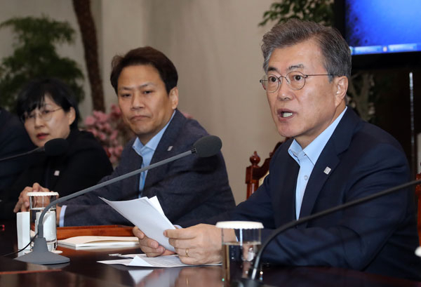 문재인 대통령이 29일 오후 청와대 여민관에서 열린 수석보좌관회의를 주재하고 있다. 오른쪽부터 문 대통령, 임종석 비서실장, 조현옥 인사수석. 연합뉴스