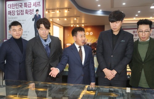 오시리아관광단지 유일 푸드타운 센트럴원 홍보관을 둘러보고 있는 (왼쪽부터)유현수, 오세득, (오른쪽에서 두번째)최현석 셰프.