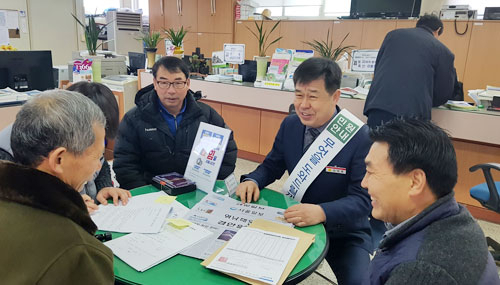 1일 민원실장으로 나선 부면장이 안정면사무소를 찾은 민원인을 응대하고 있다. 안정면사무소 제공