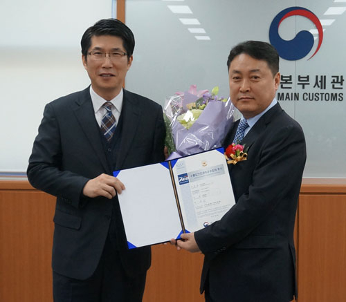 아진산업 서중호(오른쪽) 대표이사가 대구본부세관 김광호 세관장으로부터 AEO 최고 등급인 AAA등급 공인증서를 받고 있다. 아진산업 제공