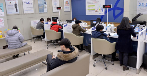 가상화폐 거래 실명제가 시행된 30일 오후 대구 기업은행 한 지점 창구에서 직원들이 업무를 보고 있다. 시중은행의 가상화폐 투자 목적 계좌 신규 개설 불허와 기존 투자자들은 시행에 앞서 미리 계좌를 만들어 둔 탓에 예상됐던 혼선은 빚어지지 않았다. 김영진 기자 kyjmaeil@msnet.co.kr