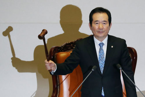 30일 오후 국회 본회의장에서 열린 새해 첫 본회의에서 정세균 국회의장이 회의를 주재하고 있다. 연합뉴스
