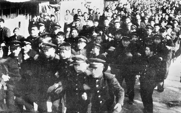 1960년 2월 28일 휴일 등교한 경북고 학생들이 오전 교내에서 결의문을 낭독한 뒤 스크럼을 짜고 대구 중앙통(현재 중앙로)으로 진출해 자유당 정부의 휴일 등교 지시에 항의하는 시위를 벌이고 있다. 매일신문 DB