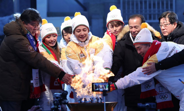 29일 오후 강원도청 앞에서 강원도 홍보대사로 활동 중인 배우 장근석과 안도 미키, 최문순 강원도지사, 최동용 춘천시장 등이 성화대에 불을 붙이고 있다. 2018.1.29/연합뉴스