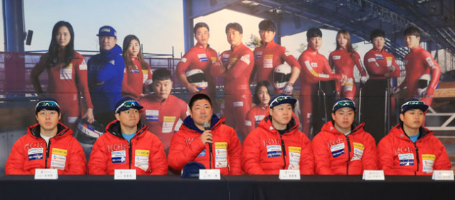 31일 오후 평창 용평리조트에서 열린 봅슬레이 스켈레톤 대표팀 미디어데이 행사에서 이용 총감독(왼쪽 세번째)이 취재진의 질문에 답하고 있다 2018.1.31 /연합뉴스