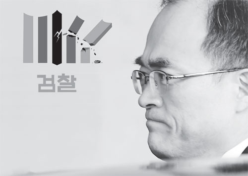문무일 검찰총장이 지난달 30일 오전 서울 서초구 대검찰청 앞에서 여검사 성추행 의혹과 관련한 기자들의 질문을 듣고 있다. 연합뉴스