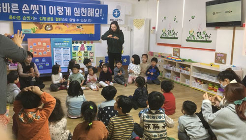 어린이집 원생들이 손 씻기 방법을 배우고 있다.