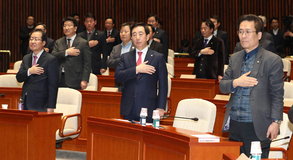 1일 오후 국회 본청에서 열린 자유한국당 의원총회에서 홍준표 대표 등 참석자들이 국기에 경례하고 있다. 연합뉴스
