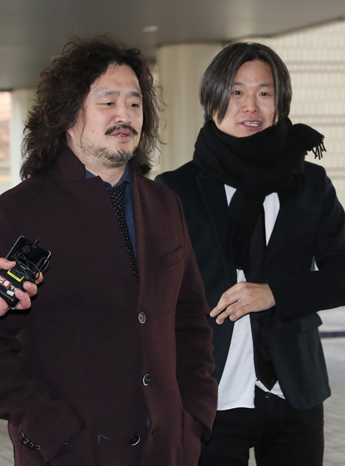 김어준과 주진우가 2012년 총선 불법 선거운동 혐의로 재판 1심에서 벌금 90만원을 선고받았다.