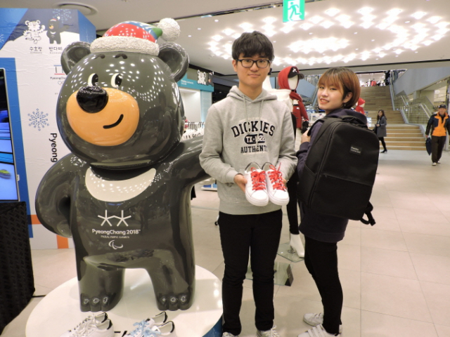 롯데백화점 대구점 5층 평창 공식 스토어를 방문한 고객들이 평창 스니커즈와 백팩 등을 구입하고 있다. 롯데백화점 대구점 제공