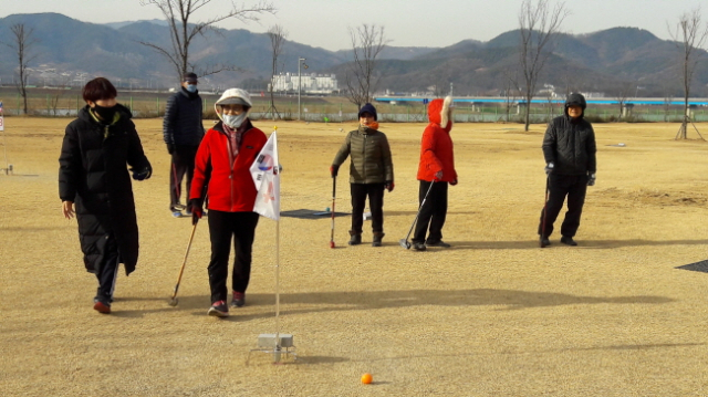 2일 칠곡군 왜관읍 달오그라운드골프장에서 어르신들이 생활체육지도사(맨 왼쪽)의 도움을 받으며 그라운드골프를 즐기고 있다.