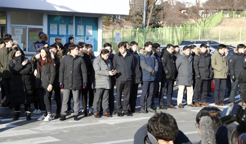 삼성전자 관계자들이 항소심에서 징역 2년 6개월에 집행유예 4년을 선고받은 이재용 삼성전자 부회장의 석방을 기다리며 서울 구치소 앞에서 대기하고 있다. 연합뉴스