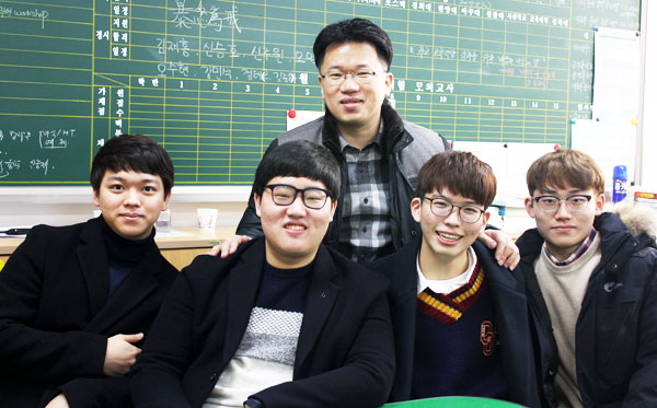 경원고 3학년 14반 4명의 학생들이 서울대를 포함해 15곳의 주요 대학에 복수로 합격하는 성과를 거뒀다. 앞줄 왼쪽부터 이창민, 신원직, 한승우, 김용현 학생과 담임 유기상 교사. 경원고 제공