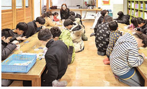 지난달 31일 군위아동센터 어린이들이 군위읍 다빈치미술학원 이윤정 원장의 재능 기부로 창작 공예 활동을 하며 뜻깊은 겨울 방학을 보내고 있다. 군위군 제공