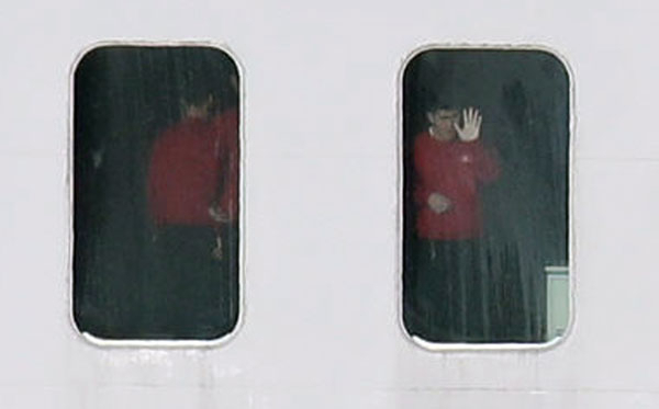 평창동계올림픽을 계기로 강릉과 서울에서 공연할 북한 예술단 본진을 태운 만경봉 92호가 6일 오후 강원도 동해시 묵호항에 정박한 가운데 한 남성이 창밖을 바라보고 있다. 연합뉴스