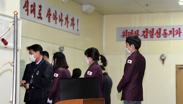 북한 삼지연관현악단 등 예술단원 114명과 지원인력을 태운 만경봉 92호가 6일 강원도 동해시 묵호항연안여객선터미널로 입항한 가운데 CIQ 관계자들이 배에 오르고 있다. 사진공동취재단