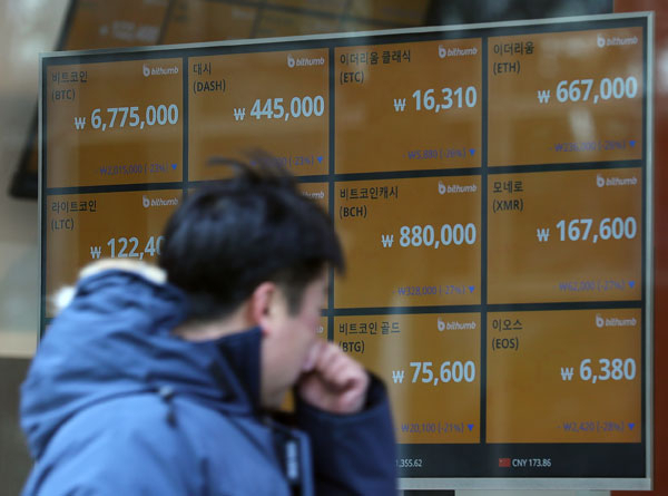 가상화폐 대장 격인 비트코인이 6일 오후 600만원대로 연저점을 경신하며 하락세를 보이고 있다. 6일 오후 서울 중구 가상화폐거래소 빗썸 전광판. 연합뉴스
