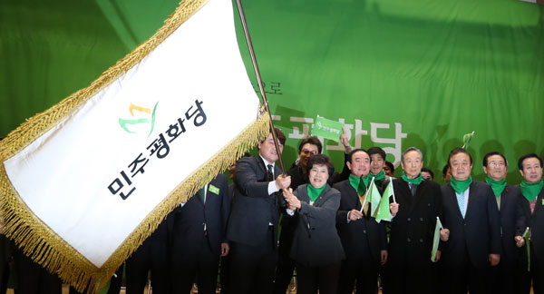 6일 국회 의원회관에서 열린 민주평화당 창당대회에서 조배숙 민주평화당 대표가 당기를 흔들고 있다. 연합뉴스