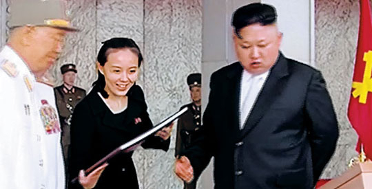 오빠 김정은을 수행하고 있는 여동생 김여정(가운데). 조선중앙TV 캡쳐