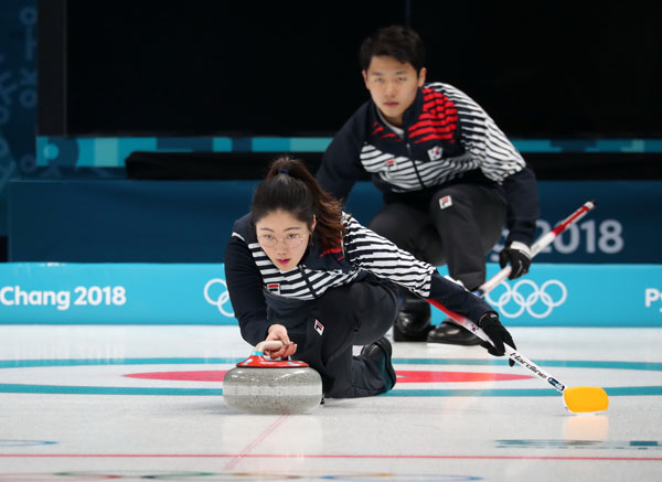 7일 강릉컬링센터에서 여린 컬링 믹스더블 국가대표 첫 훈련에서 장혜지가 신중하게 스톤을 투구하고 있다. 2018.2.7/연합뉴스