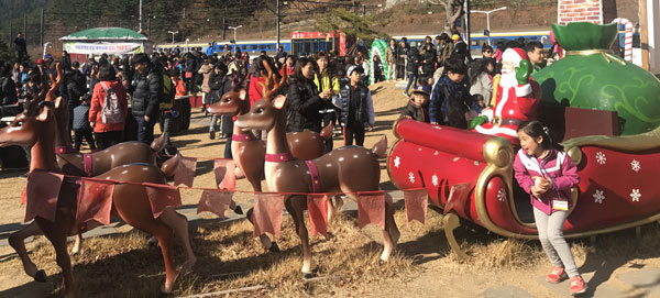 봉화 분천역 산타마을이 지난해 12월 23일부터 운영을 시작해 이달 4일 기준 총 8만6천62명의 관광객을 모으는 등 인기를 끌고 있다. 경북도 제공