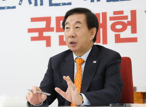 매일신문은 7일 지방신문 가운데 처음으로 자유한국당 대여 투쟁의 선봉장이자 원내 사령탑인 김성태 원내대표를 만나 개헌과 관련한 속내를 들어봤다. 이 자리에서 김 원내대표는 반드시 올해 안으로 지방분권 개헌을 완수하겠다는 뜻을 밝혔다. 홍준표 기자 agape1107@msnet.co.kr 사진 자유한국당 제공