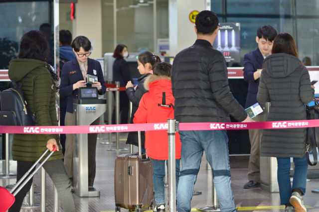 7일 오후 대구국제공항 2층 국제선 출국장 입구에서 보안 직원들이 탑승객 여권과 항공권 등을 검사하고 있다. 정운철 기자 woon@msnet.co.kr