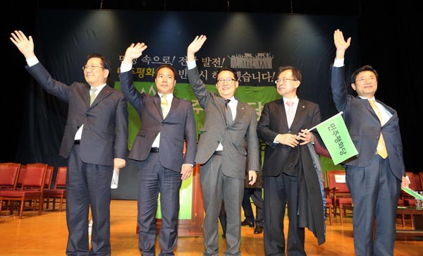 지난 1일 전남 여수시 여수시민회관에서 열린 민주평화당 전남도당 창당대회에 참석한 민주평화당 의원들 가운데 맨 왼쪽 박준영 의원. 연합뉴스