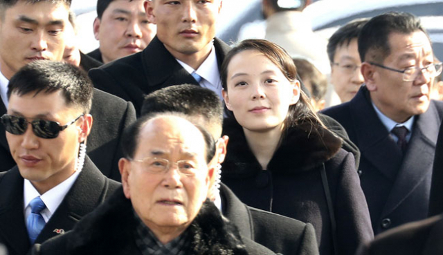김여정 노동당 중앙위 제1부부장이(오른쪽 두 번째) 9일 오후 인천국제공항에 도착해 평창으로 향하는 KTX 특별열차를 탑승하기 위해 이동하고 있다. 앞쪽 가운데는 김영남 최고인민회의 상임위원장. 2018.2.9/연합뉴스