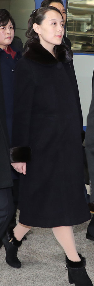 9일 오후 롱 코트에 앵클 부츠를 신은 북한 김여정 노동당 중앙위원회 제1부부장이 인천국제공항에 도착했다. 연합뉴스