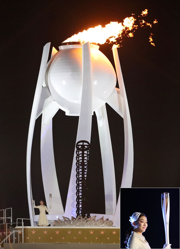 9일 강원도 평창 올림픽스타디움에서 열린 2018 평창동계올림픽 개회식에서 김연아가 성화 점화를 하고 있다. 연합뉴스