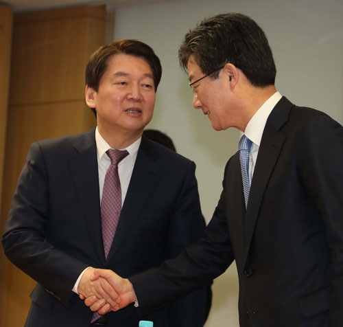안철수 국민의당 대표와 유승민 바른정당 대표가 9일 국회 의원회관에서 열린 통합추진위원회 5차 회의에서 인사하고 있다. 연합뉴스