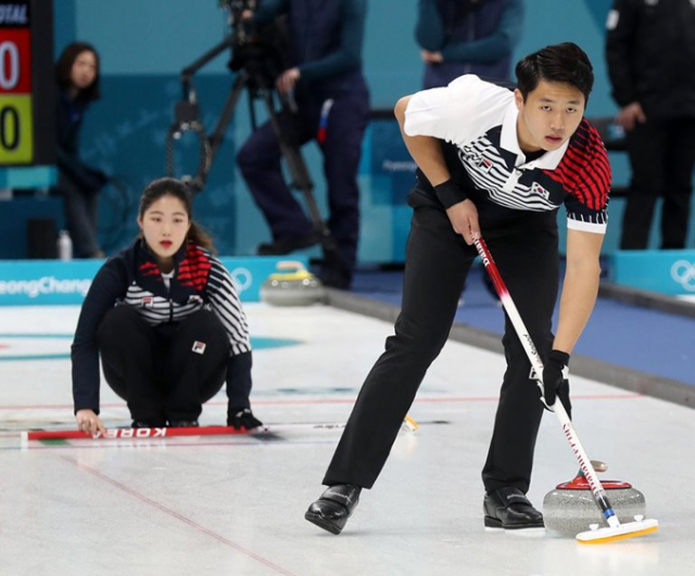 10일 강릉컬링센터에서 열린 컬링 믹스더블 5차 예선 대한민국과 러시아 출신 올림픽 선수(OAR)와의 경기에서 대한민국 장혜지가 던진 스톤을 이기정이 스위핑 하고 있다. 연합뉴스