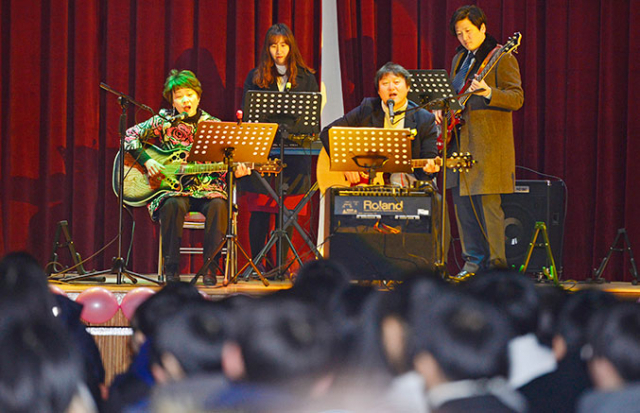 9일 대구 서평초등학교에서 열린 졸업식에서 이미경(맨왼쪽) 교장이 교사들과 함께 기타 연주를 하며 졸업 축하 공연을 하고 있다. 성일권 기자 sungig@msnet.co.kr