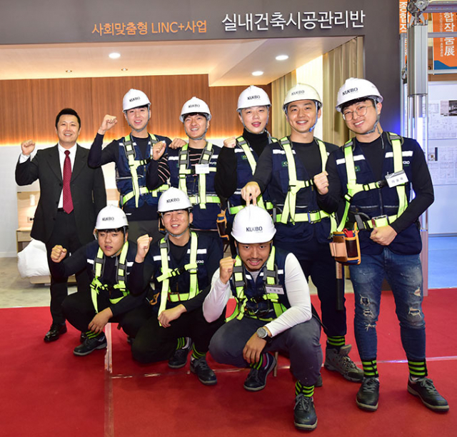 영진전문대 실내건축시공관리반 2학년생들이 지난해 대학 졸업작품전에서 호텔 객실을 시공완료했다. 영진전문대 제공