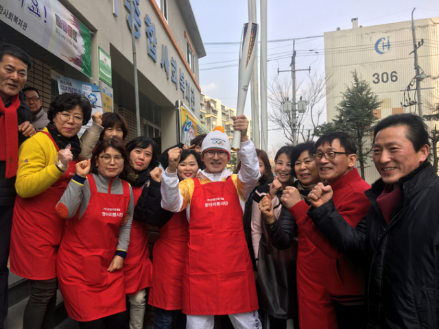 김장주 경상북도 행정부지사가 10일 영천 야사종합복지관에서 평창올림픽 성화봉송 주자 유니폼을 입고 자원봉사자들과 평창올림픽 경북 선수 선전을 기원하는 파이팅을 외치고 있다. 경북도 제공