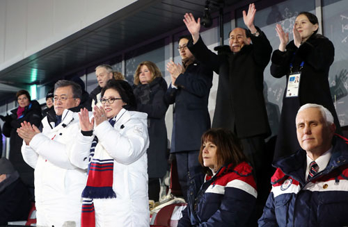 지난 9일 평창 올림픽스타디움에서 열린 2018 평창동계올림픽 개회식에서 남북 단일팀 선수 입장에 문재인 대통령, 김정숙 여사(앞줄 왼쪽)와 북한 김영남 최고인민회의 상임위원장, 김여정 북한 노동당 중앙위 제1부부장(뒷줄)이 일어나 박수를 치고 있다. 하지만 미국 마이크 펜스 부통령 내외(앞줄 오른쪽)는 자리에 앉은 채 박수를 치지 않고 있다. 연합뉴스