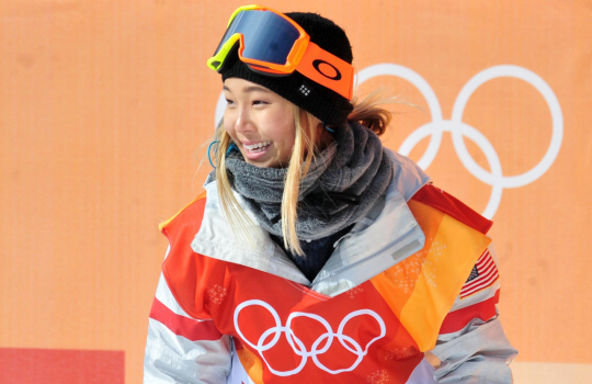 12일 강원도 평창군 휘닉스 스노 경기장에서 열린 평창동계올림픽 스노보드 여자 하프파이프 예선 경기에서 미국 클로이 김이 결승선으로 들어온 뒤 환하게 웃고 있다. 연합뉴스