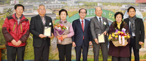 청도군은 할매할배의 날 수상자로 노부부 2쌍에게 