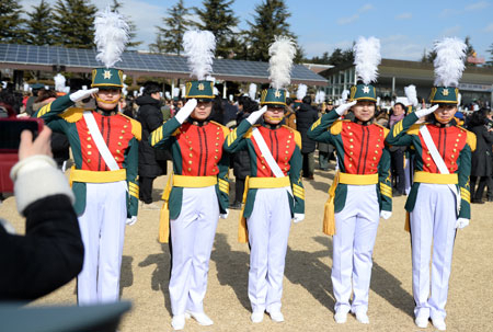 육군3사관학교 55기 여생도들이 12일 충성연병장에서 열린 입학식에서 부모에게 경례하고 있다. 민병곤 기자