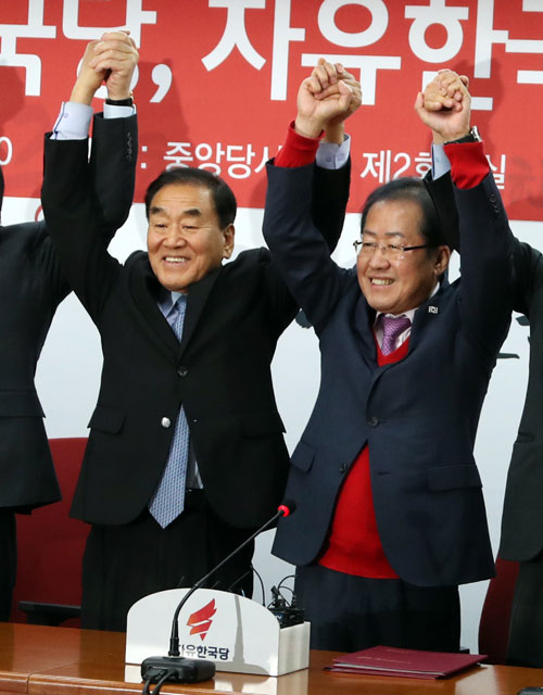 자유한국당 홍준표(오른쪽) 대표와 늘푸른한국당 이재오 대표가 12일 서울 여의도 자유한국당사에서 열린 
