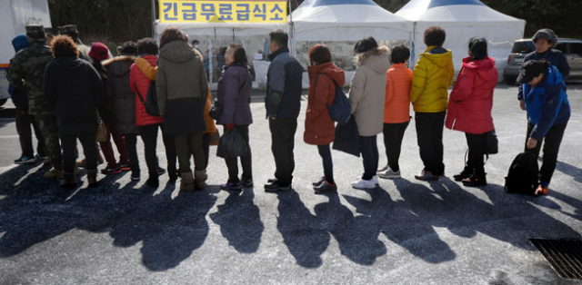11일 포항서 발생한 규모 4.6 지진으로 대피 이주민이 다시 늘어났다. 12일 흥해실내체육관 앞에 마련된 급식소에서 이재민들이 간식을 받기 위해 줄 서 있다. 우태욱 기자 woo@msnet.co.kr