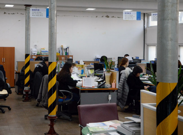 지난해 11월 규모 5.4 지진 때 건물 피해로 기둥을 받쳐 놓은 포항시 북구청 별관 건물. 11일 발생한 규모 4.6의 지진으로 건물 균열이 더 심해졌지만 이전할 건물이 없어 12일 공무원들이 불안 속에 업무를 보고 있다. 우태욱 기자 woo@msnet.co.kr