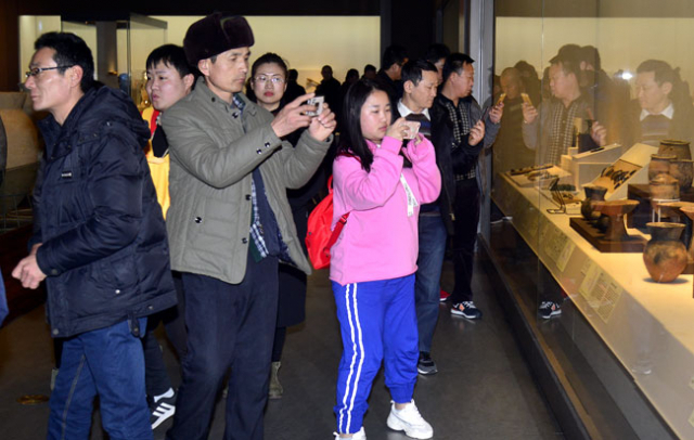 2018 평창동계올림픽 관람 차 한국을 찾은 중국인 단체관광객들이 13일 대구를 방문, 국립대구박물관에서 대구