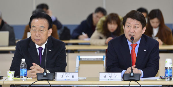 권영진(오른쪽) 대구시장이 13일 대구시청에서 열린 대구경북 안전 및 생활점검회의에 참석해 인사말을 하고 있다. 왼쪽은 김관용 경북도지사. 성일권 기자 sungig@msnet.co.kr